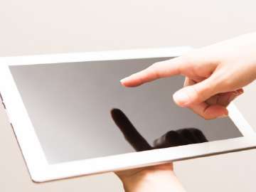 タブレットを指でタッチ