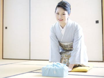 お中元を贈る女性