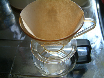 ドリッパーにペーパーフィルターをセット