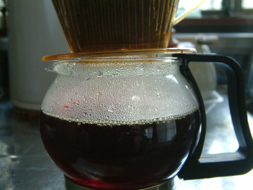 抽出後サーバーに溜まったコーヒー