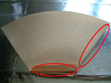 ペーパーフィルターの角を折り曲げる