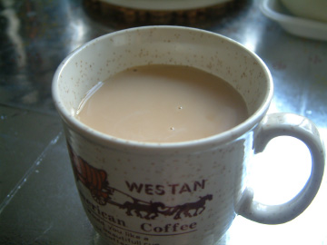 ドリッパーで淹れたカフェオレの完成