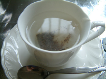 ティーカップにティーバッグを入れる