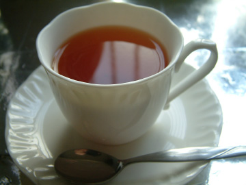 ティーカップに淹れた紅茶