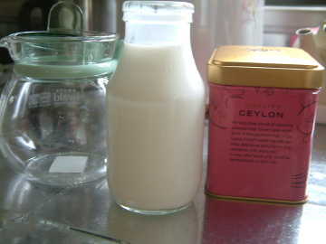 ミルクティーを淹れる時に使うもの