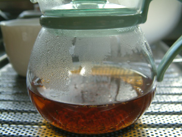 ティーポットに蓋をして茶葉を蒸らします