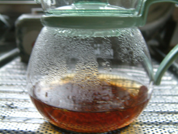 ティーポットに蓋をして茶葉を蒸らします