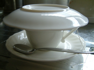 ティーカップに蓋をしてティーバッグを蒸らす