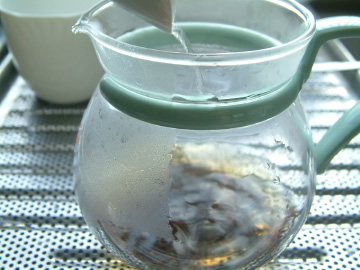 ティーポットにお湯を注ぐ