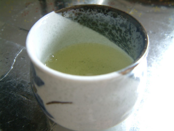 茶碗に淹れて完成した玉露