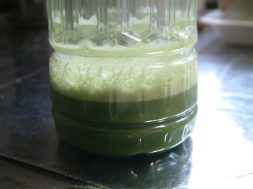 抹茶をペットボトルに入れて振る