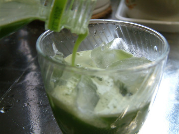 抹茶をグラスに注ぐ