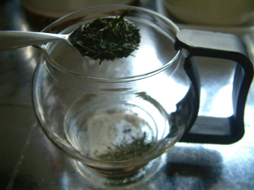 煎茶を容器に入れる