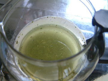 容器に水を入れてお茶の成分を抽出する