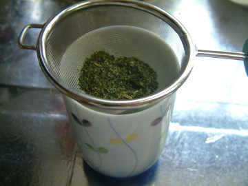 茶漉しに粉茶を入れる