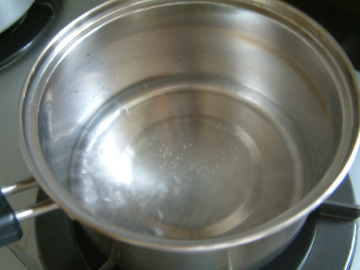 鍋でお湯を沸かす