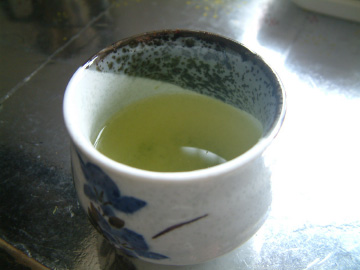 茶碗に淹れて完成した煎茶