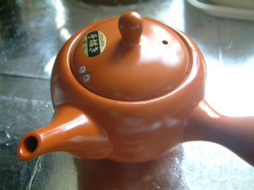 急須に蓋をしてお茶の成分を抽出する