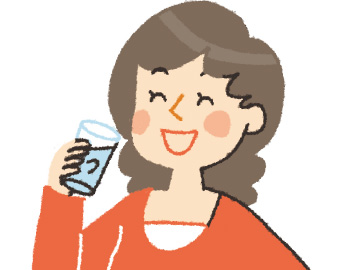 水を飲む女性