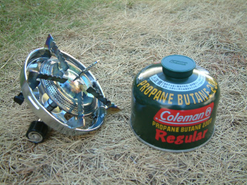 シングルバーナーとガスカートリッジ