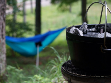 炭火で加熱しているダッチオーブン